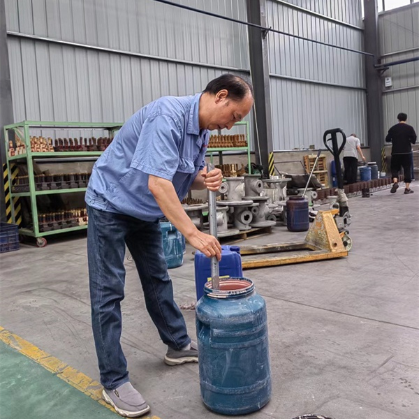 公司王总在客户现场进行涂料技术服务